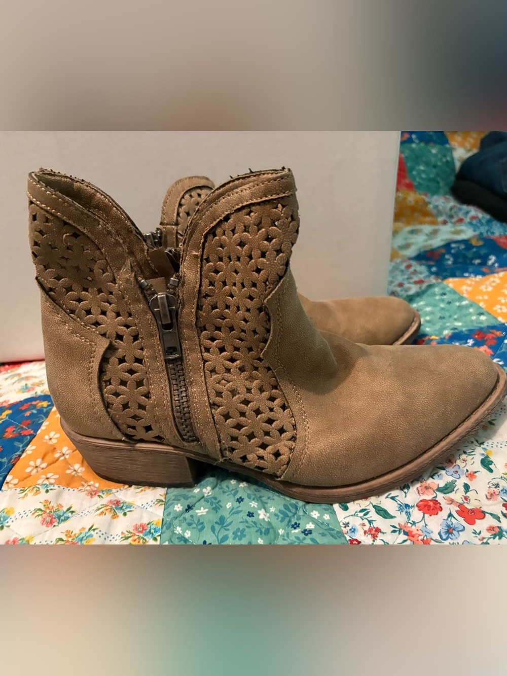 VERY G 9.5 Women’s Tan Cutout Ankle Boots with Side Zip